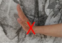 Posición falsamente doblada de la mano
